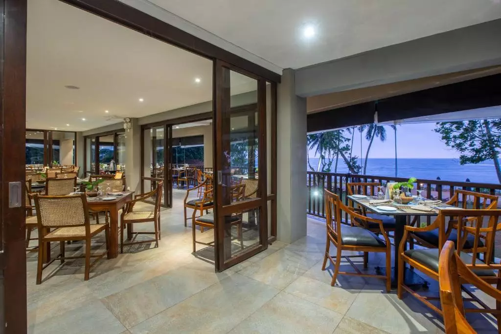 رستوران بالکنی هتل ارزلز ریف برووالا